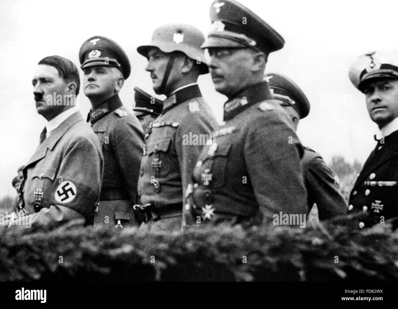 Adolf Hitler avec les généraux à un défilé des troupes, 1934 Banque D'Images