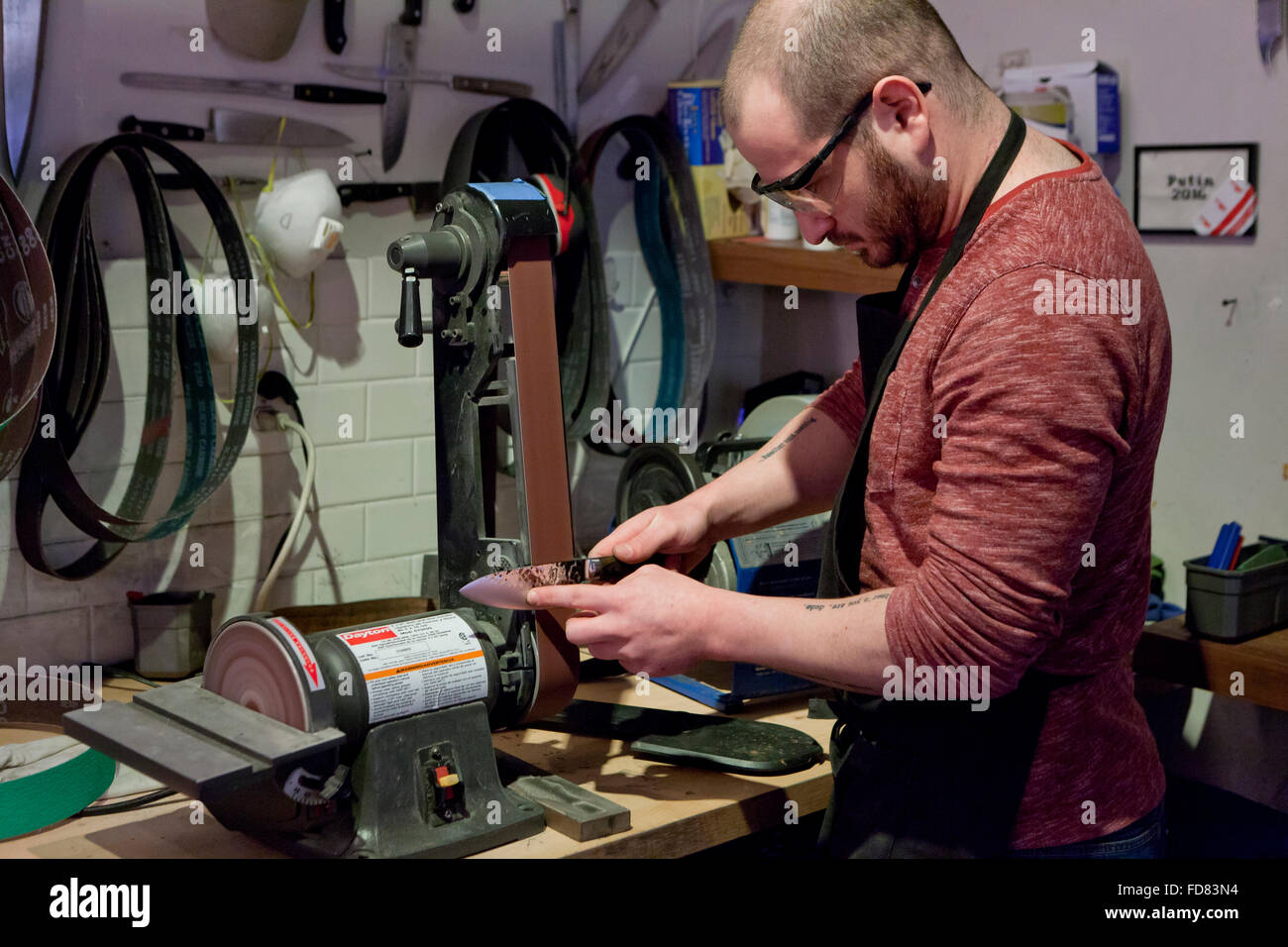 Affûtage des couteaux de cuisine sur l'homme à bande - USA Banque D'Images