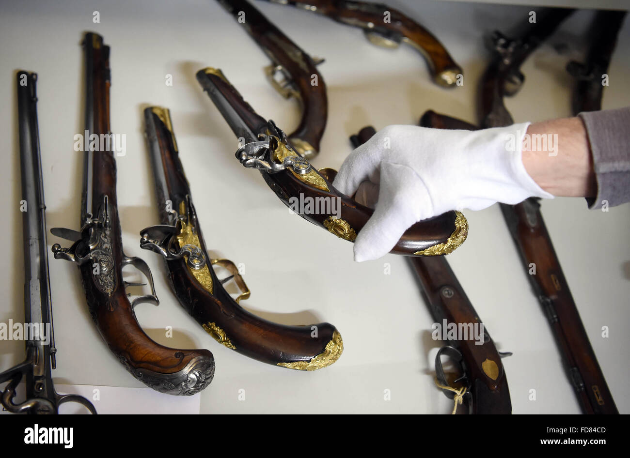 Karlsruhe, Allemagne. 28 janvier, 2016. Les armes à feu dans le 18e siècle en photo dans un débarras au Badisches Landesmuseum de Karlsruhe, Allemagne, 28 janvier 2016. Le Musée projette de se transformer en une sorte d'archive utilisateur pour son 100e anniversaire en 3 ans. PHOTO : ULI DECK/DPA/Alamy Live News Banque D'Images