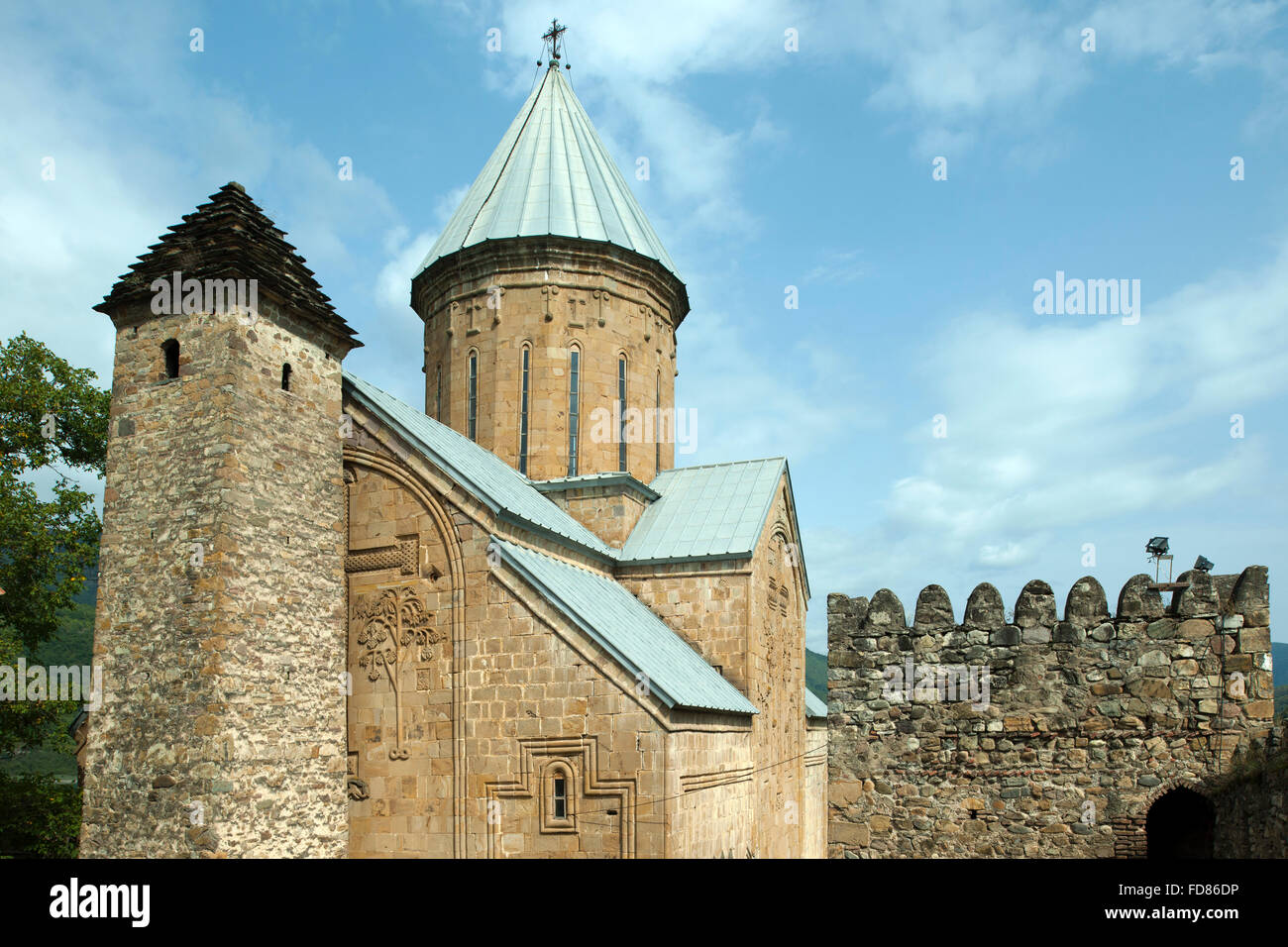Georgien, Mtskheta-Mtianeti, Mariä-Himmelfahrt-Kirche in der Festung Ananuri am Shinvali-Stausee an der georgischen Heerstrasse Banque D'Images