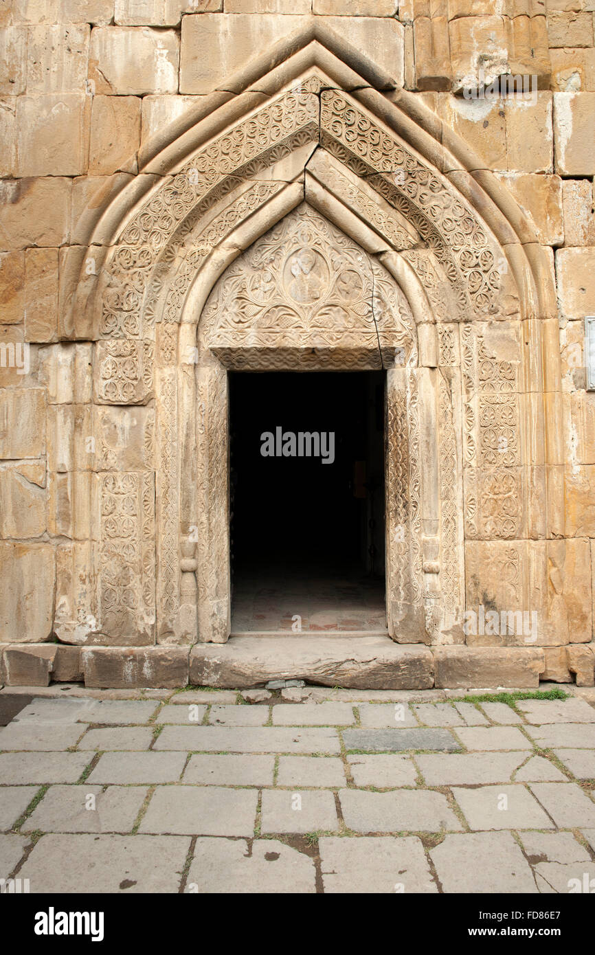 Georgien, Mtskheta-Mtianeti, Eingangsportal der Mariä-Himmelfahrt-Kirche in der Festung Ananuri am Shinvali-Stausee an der georg Banque D'Images