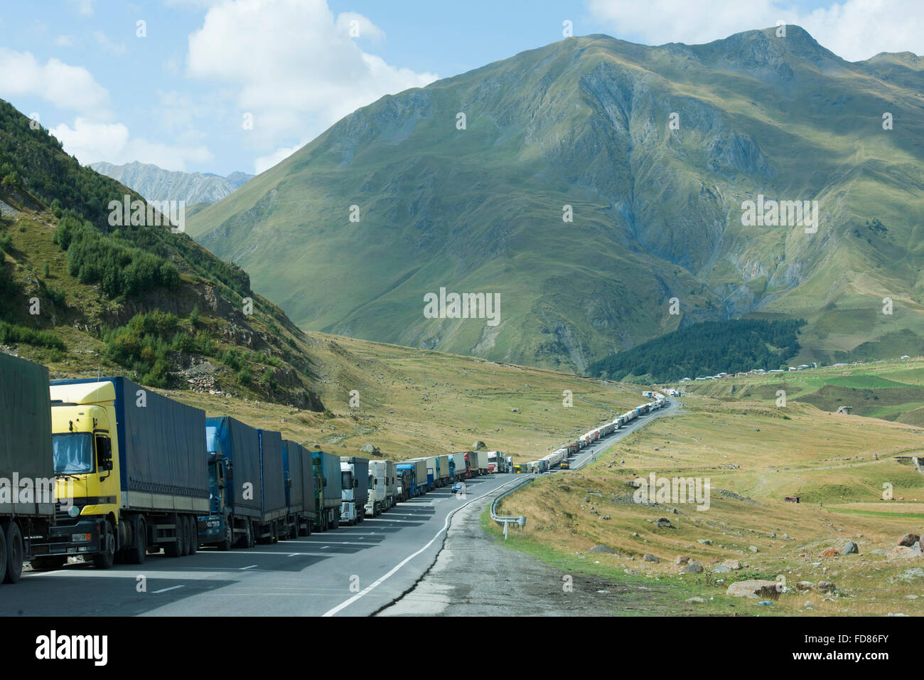Georgien, Mtskheta-Mtianeti, Stepansminda, Lastwagen vor der russischen Grenze südlich von Stepanzminda auf der Georgischen Heer Banque D'Images