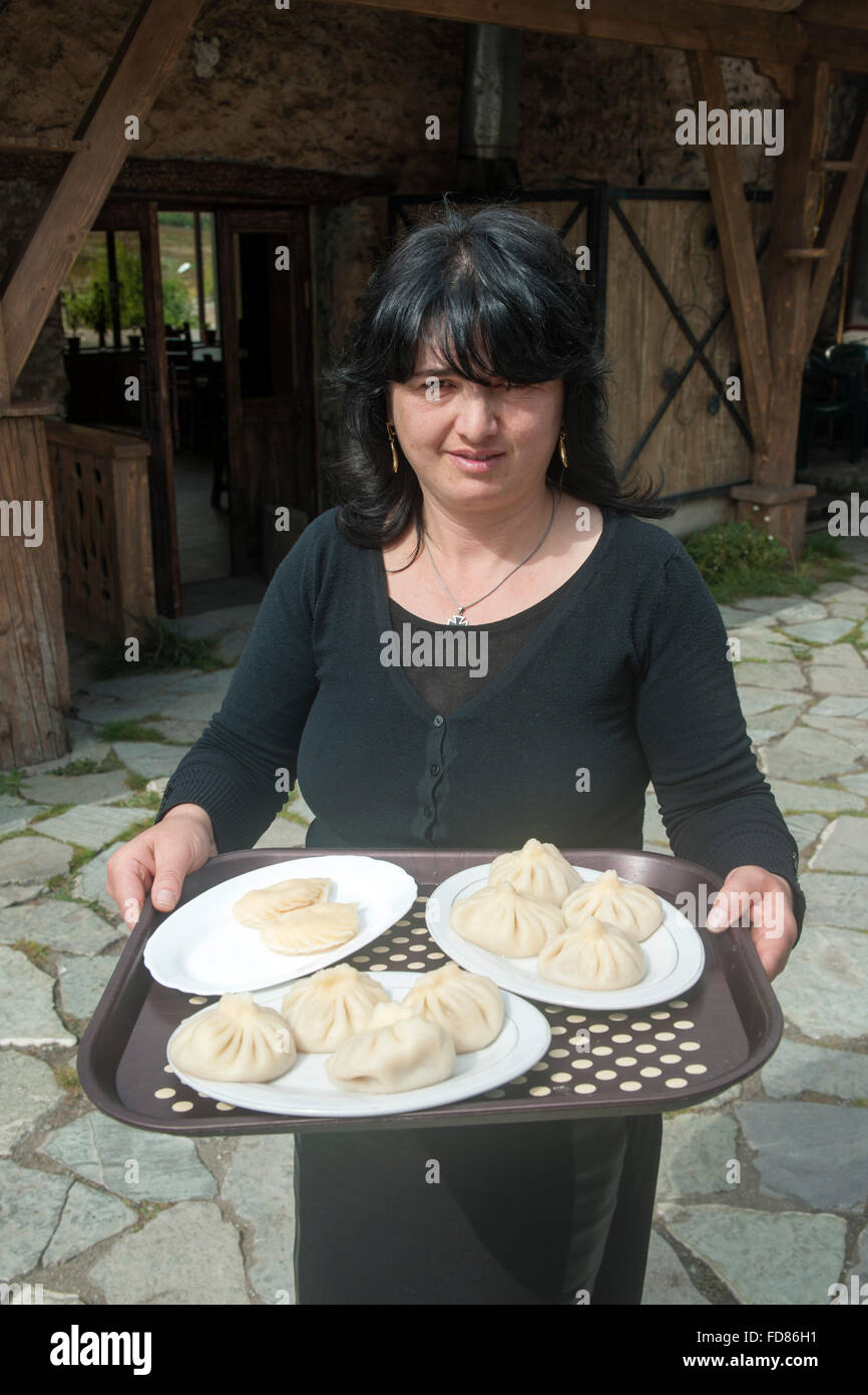 Georgien, Mtskheta-Mtianeti, Restaurant im Dorf Tsanareti Stepanzminda südlich von Sioni, Chinkali auf einer Servierplatte Banque D'Images
