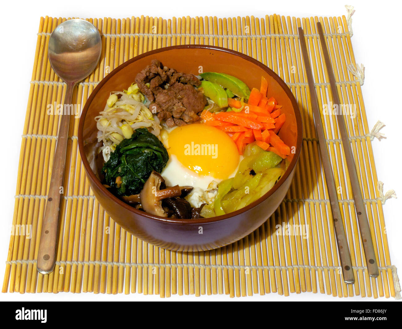 Bibimpab met coréen avec des légumes, de la viande bovine et d'œufs sur le riz Banque D'Images