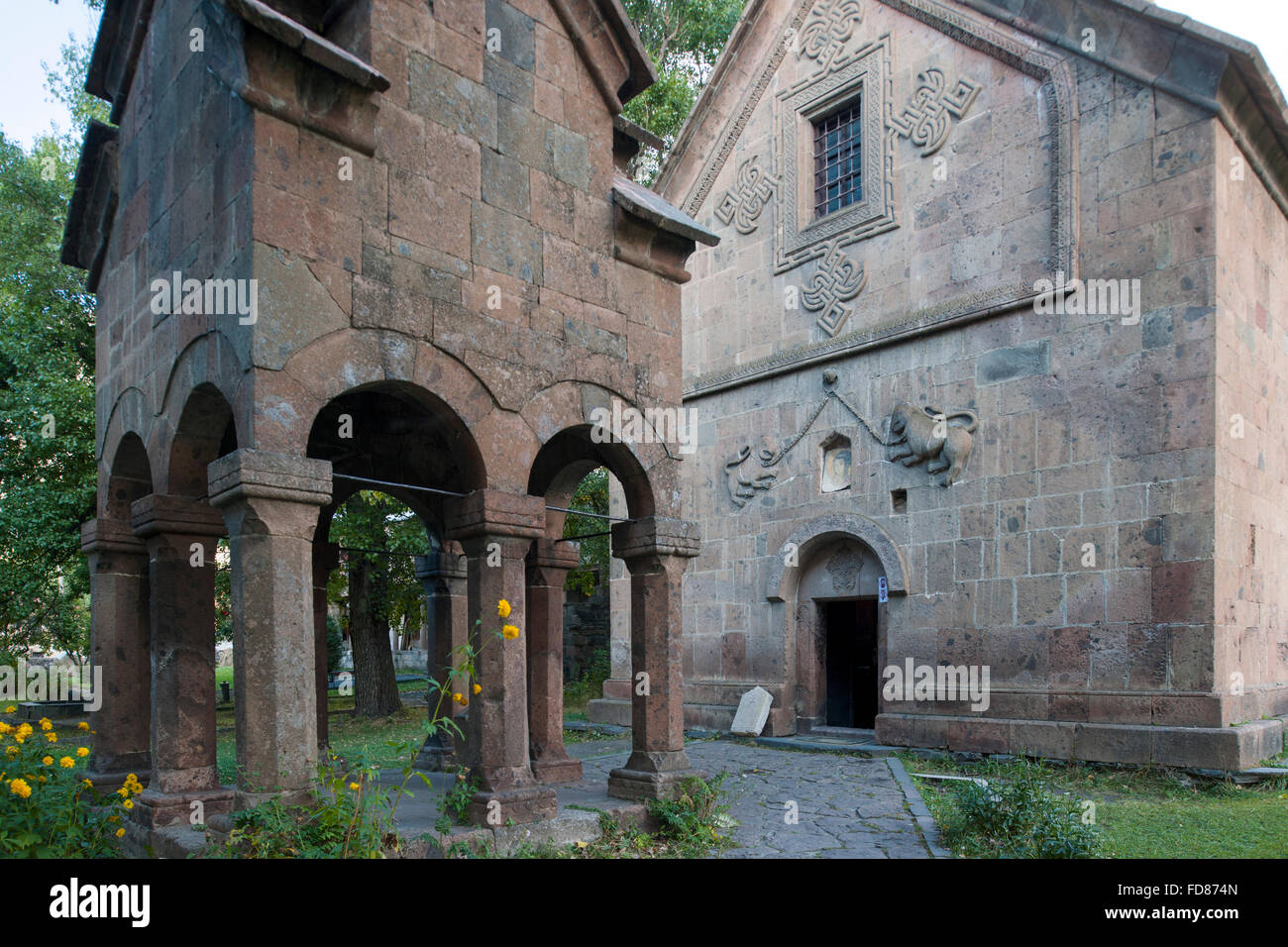 Georgien, Mtskheta-Mtianeti, Stepansminda, Kirche im Ort Banque D'Images