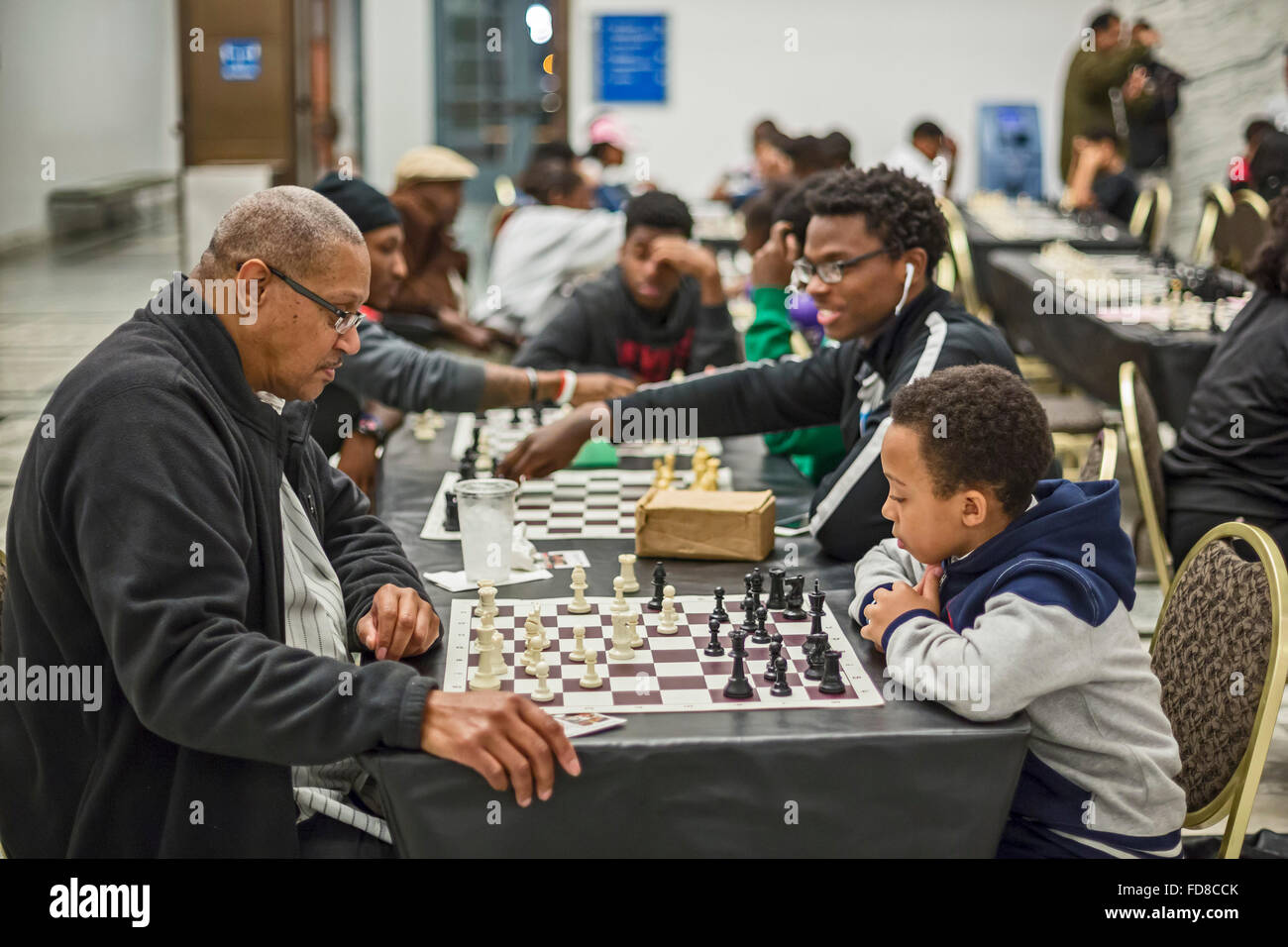 Detroit, Michigan - membres de la Detroit City Chess Club jouer aux échecs en Cour Prentis au Detroit Institute of Arts. Banque D'Images