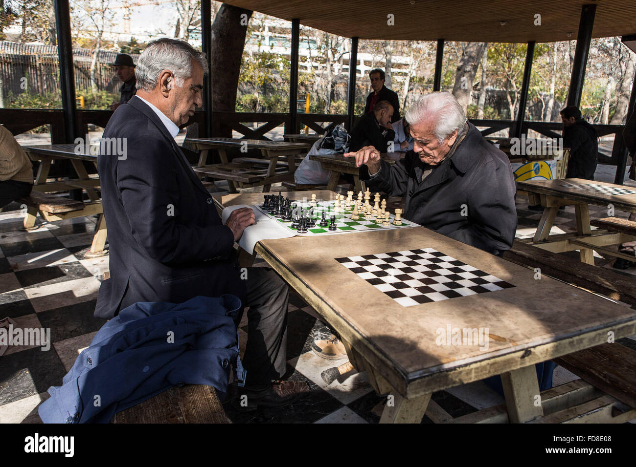 Joueurs d'échecs dans le parc Laleh à Téhéran, Iran. Banque D'Images