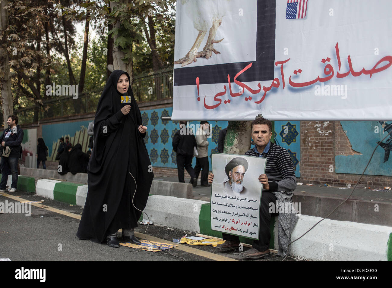 Un journaliste de la télévision en face d'Ambassade des États-Unis à Téhéran, Iran. Banque D'Images