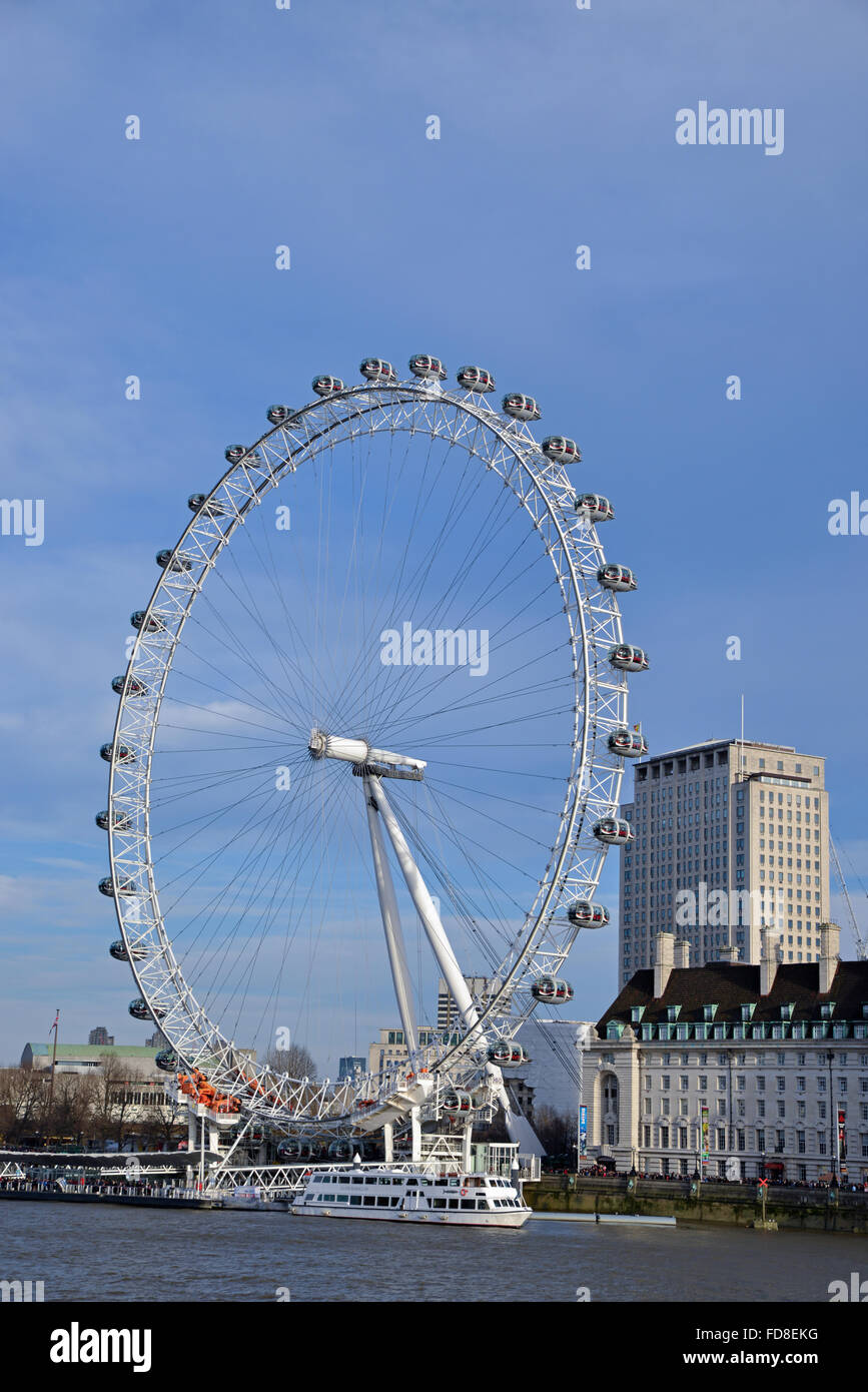 Le London Eye à côté de la rivière Thames Royaume-Uni Banque D'Images