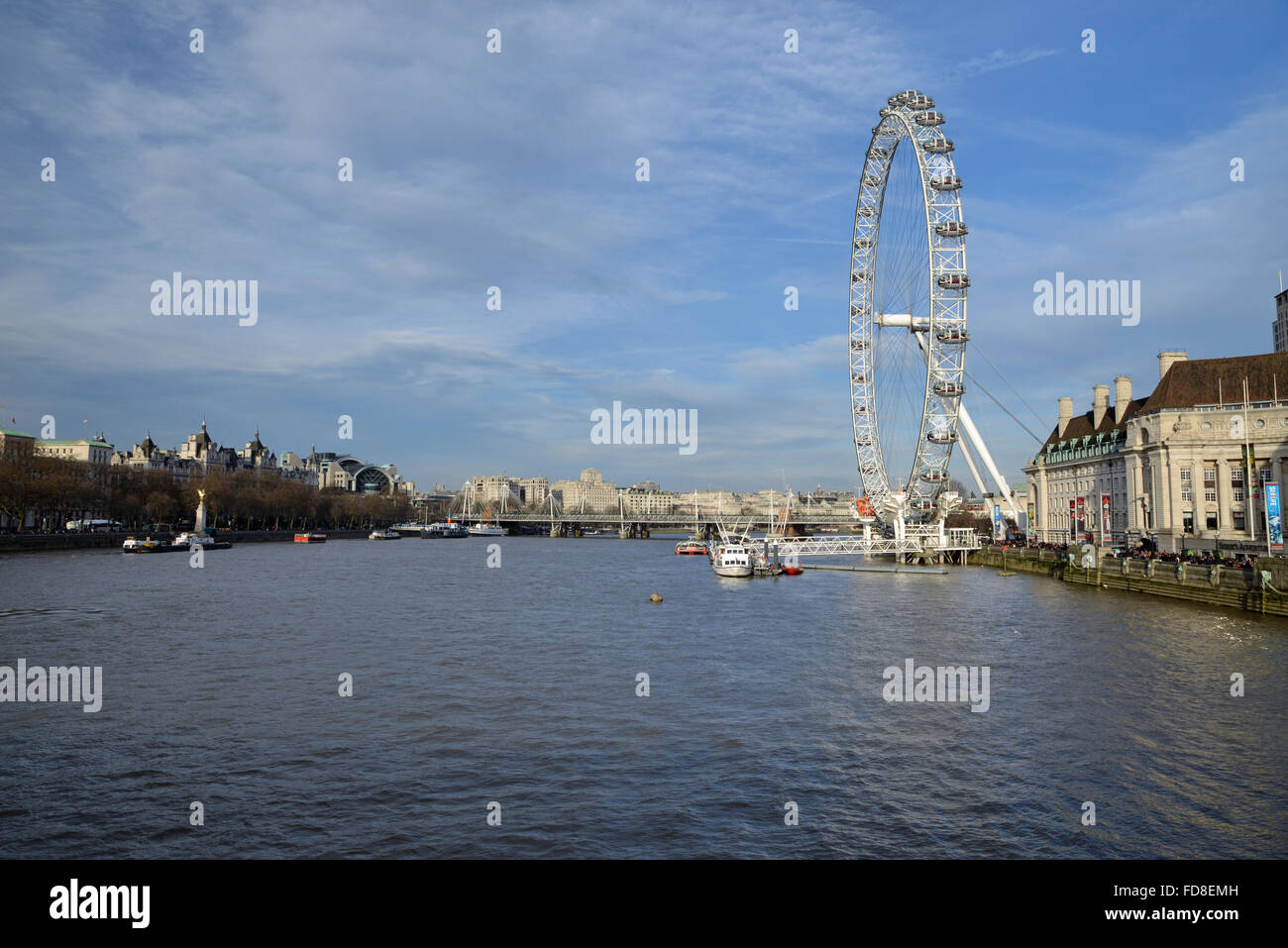 Le London Eye à côté de la rivière Thames Royaume-Uni Banque D'Images
