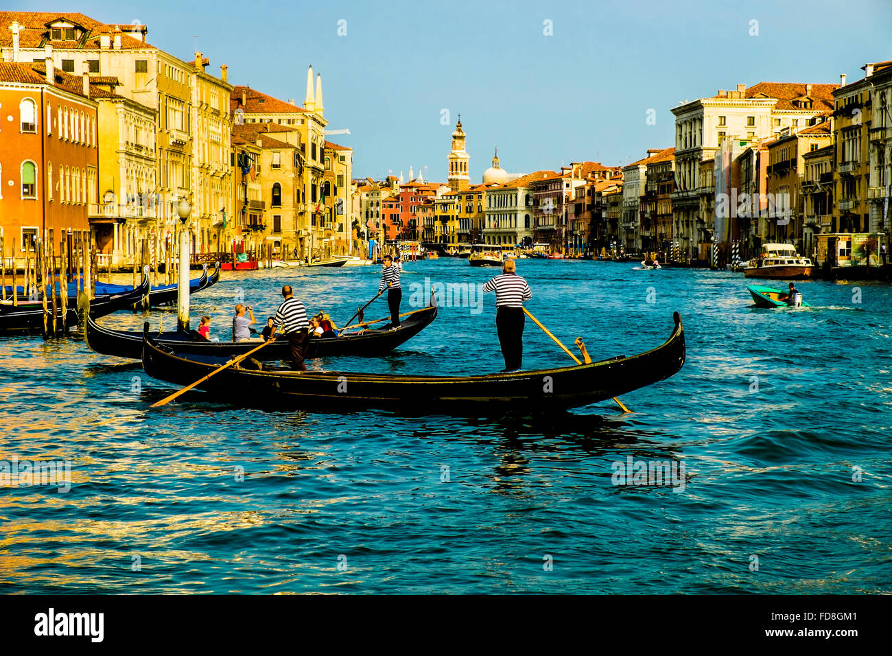 Croisière Gondoles sur le Grand Canal à Venise, Italie Banque D'Images