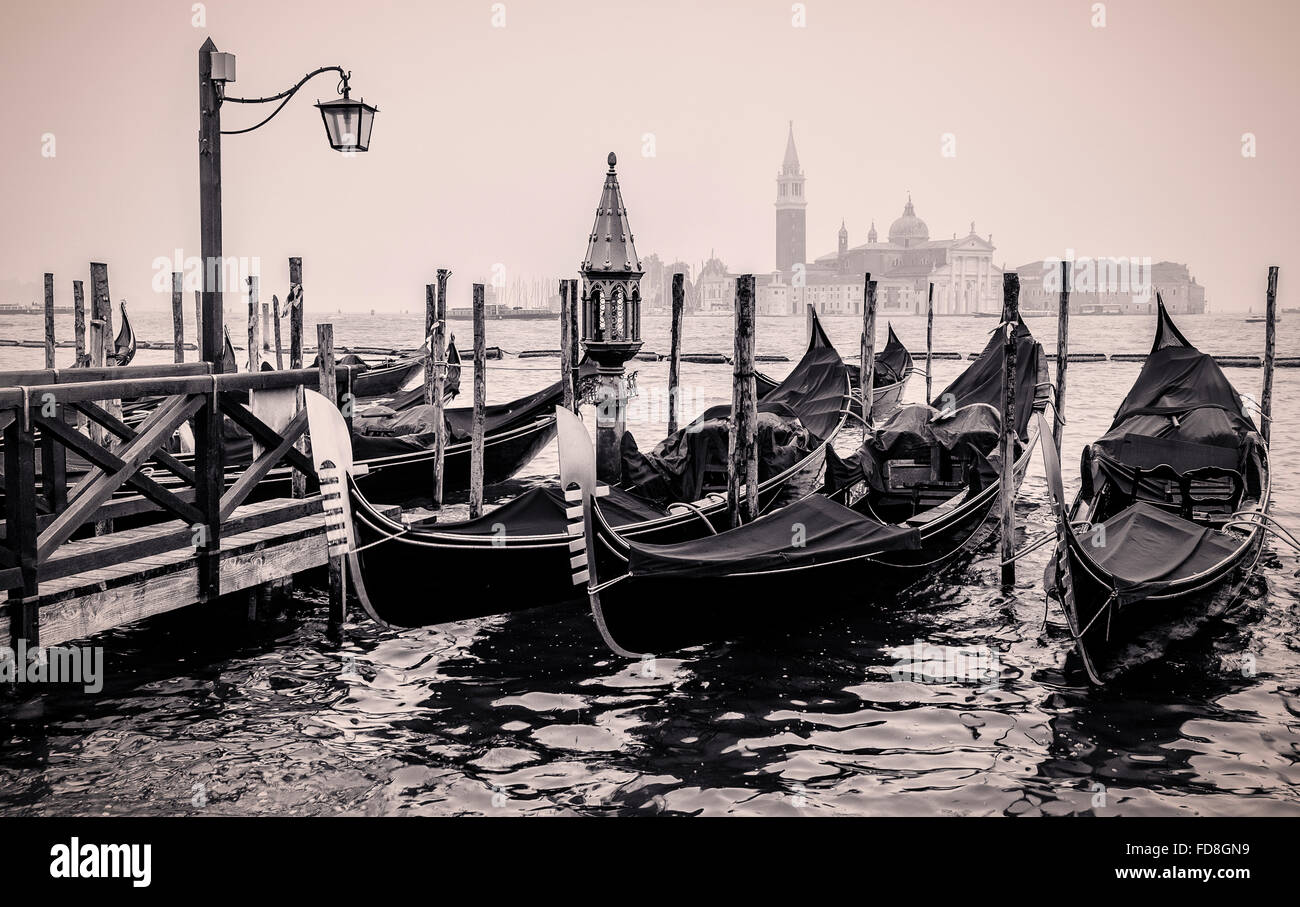 Gondoles amarré à la place Saint Marc, Venise, Italie avec San Giorgio Maggiore en arrière-plan Banque D'Images