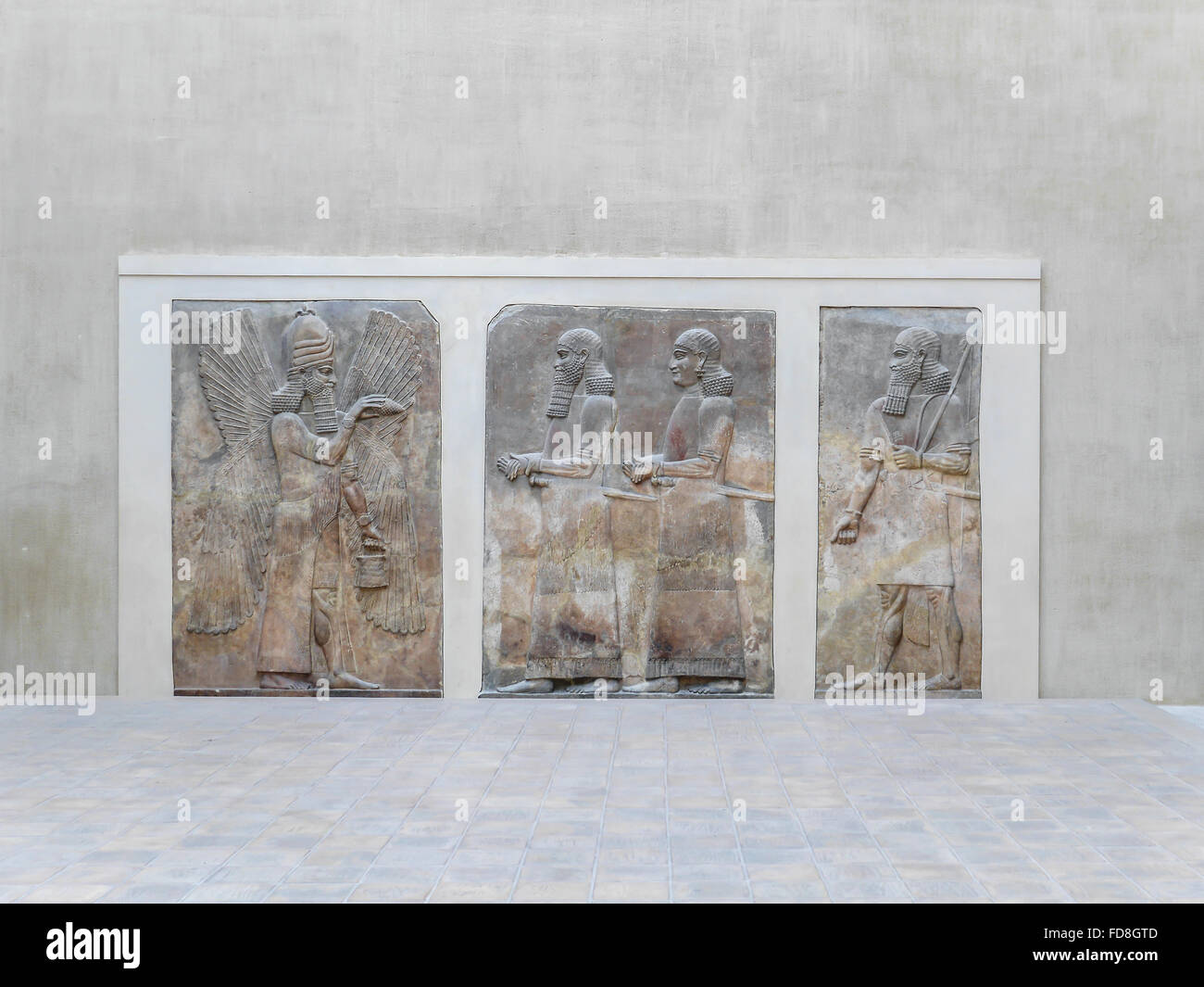 PARIS, FRANCE - 28 août 2013 : secours à cour Khorsabad - Cour de l'histoire mésopotamienne antique exposé dans le musée du Louvre Banque D'Images