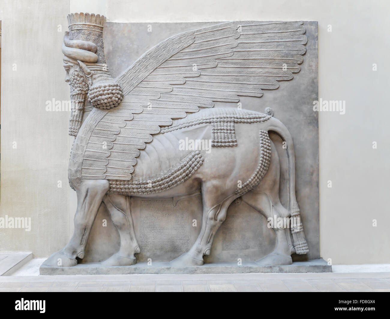 PARIS, FRANCE - 28 août 2013 : secours à cour Khorsabad cour - partie de l'histoire mésopotamienne antique exposé au Louvre Mu Banque D'Images