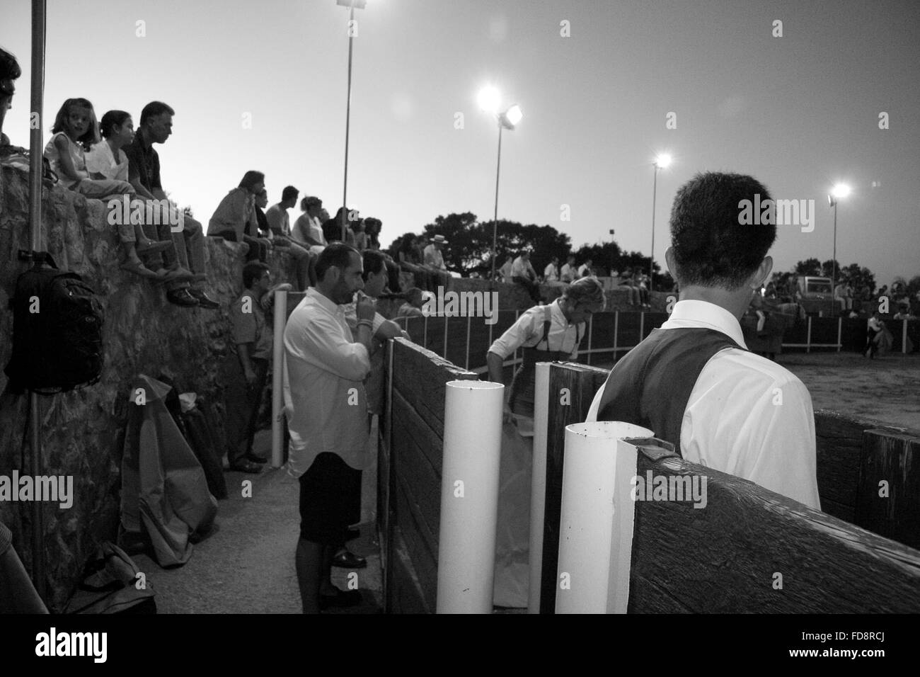 OLIVENZA, Espagne, 31 juillet : les toreros attendre effectue de nuit pour les génisses de corrida de formation ou tentadero. Le noir et blanc sh Banque D'Images