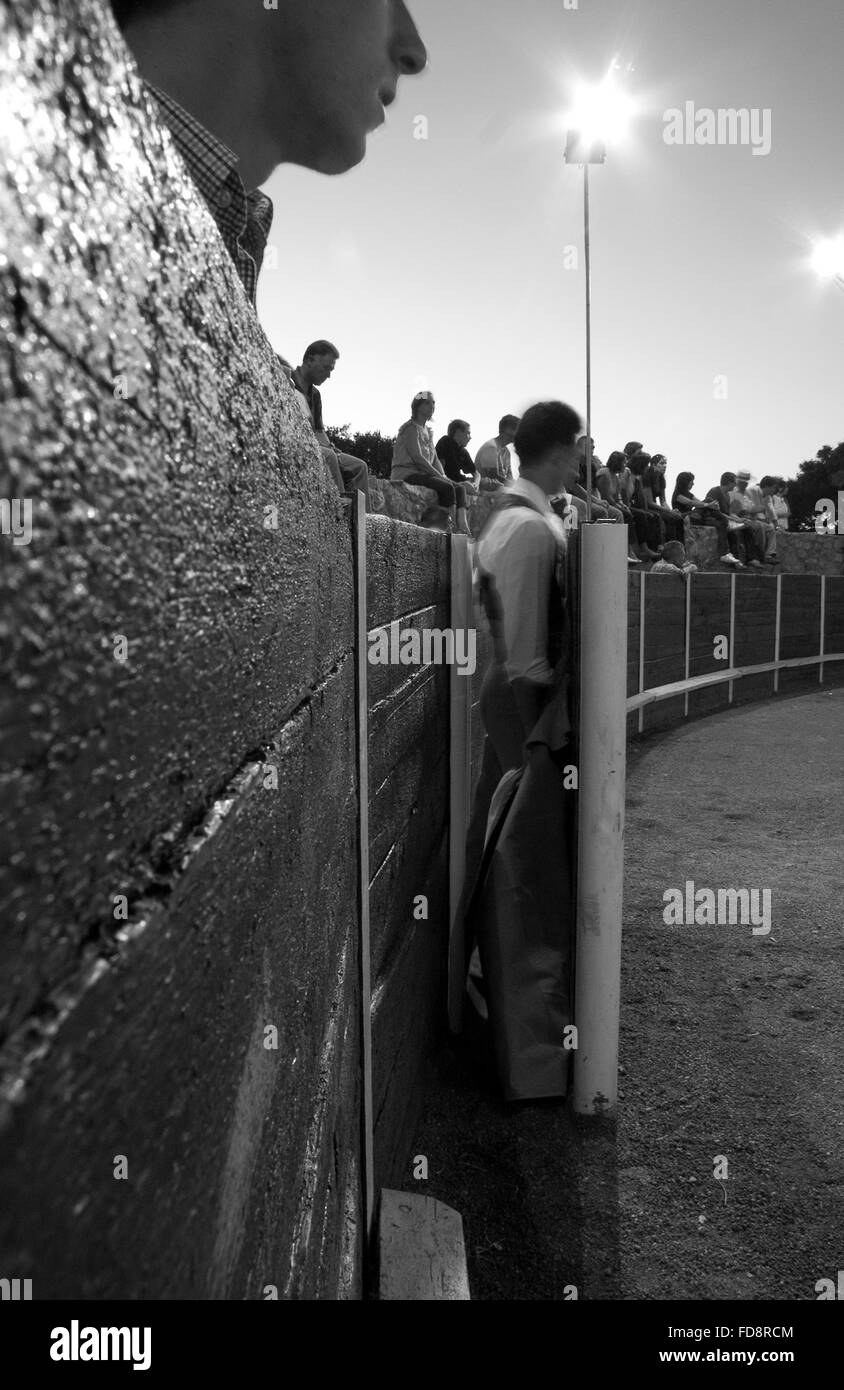 OLIVENZA, Espagne, 31 juillet : les toreros attendre effectue de nuit pour les génisses de corrida de formation ou tentadero. Le noir et blanc sh Banque D'Images