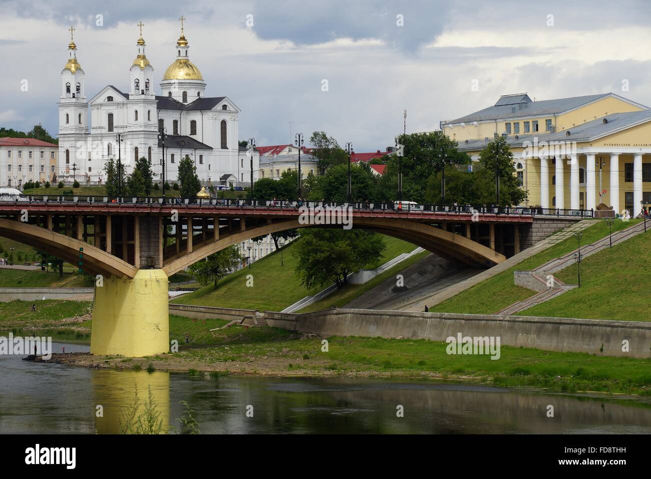 Une vue sur Minsk, Belarus. La cathédrale Uspensky et une partie du pont au-dessus de la Daugava. Banque D'Images