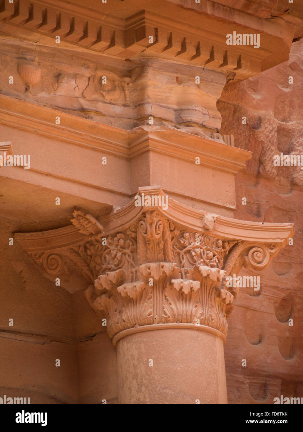 Détail de la colonne de style corinthien du trésor de Petra Banque D'Images