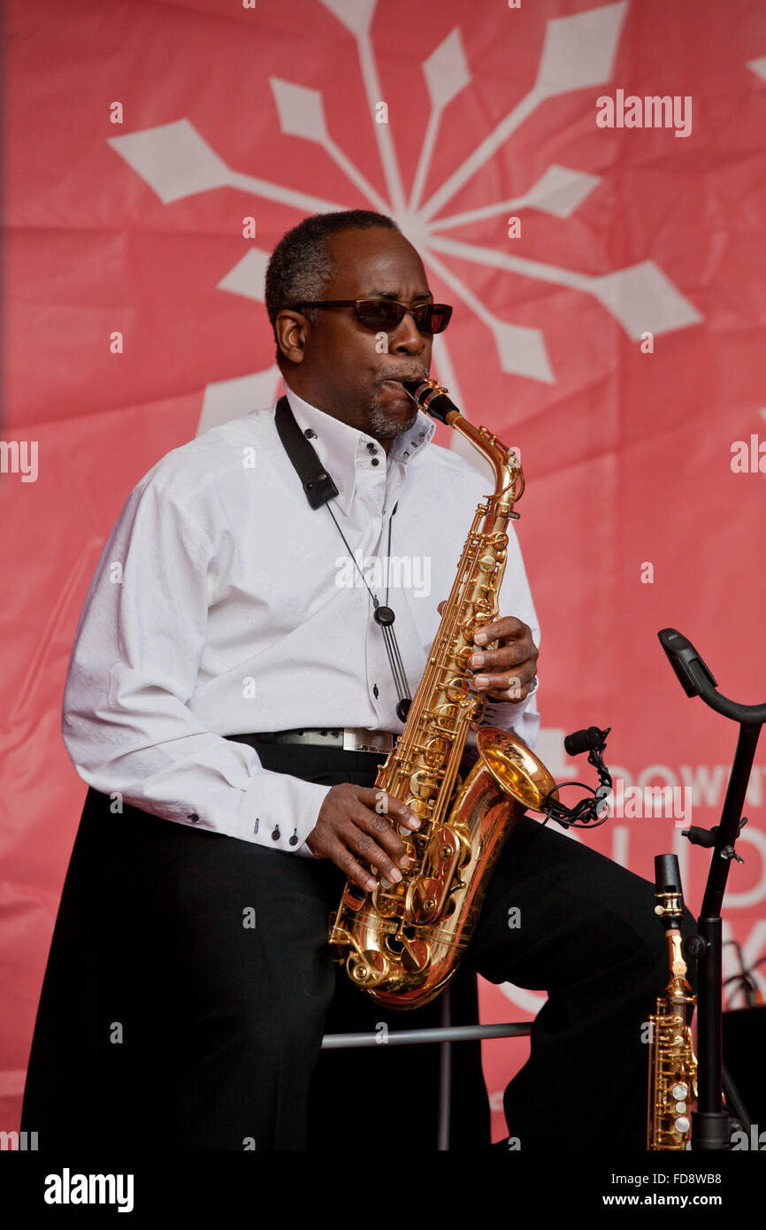 Sax player performing on stage - USA Banque D'Images