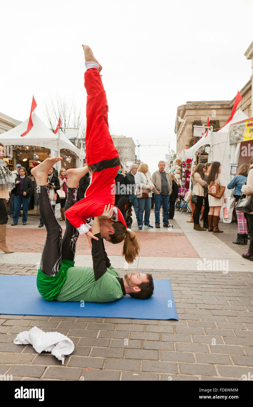 Les artistes interprètes ou exécutants de l'acrobatie de rue - Washington, DC USA Banque D'Images
