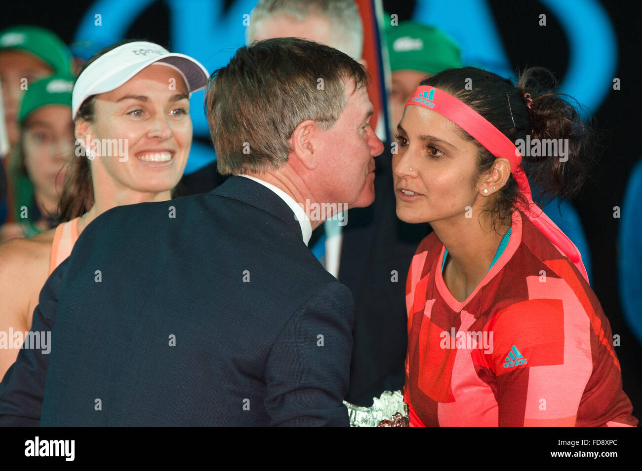 Melbourne, Australie. 29 janvier, 2016. Les gagnants du double féminin Martina Hingis de Suisse et Sania Mirza de l'Inde accepte leur trophée le jour 12 de l'Australian Open 2016 Tournoi de tennis du Grand Chelem à Melbourne Park, Melbourne, Australie. Bas Sydney/Cal Sport Media/Alamy Live News Banque D'Images