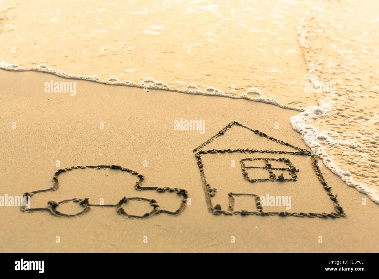 Chambre et une voiture s'appuyant sur la plage sable avec la douce vague. Banque D'Images