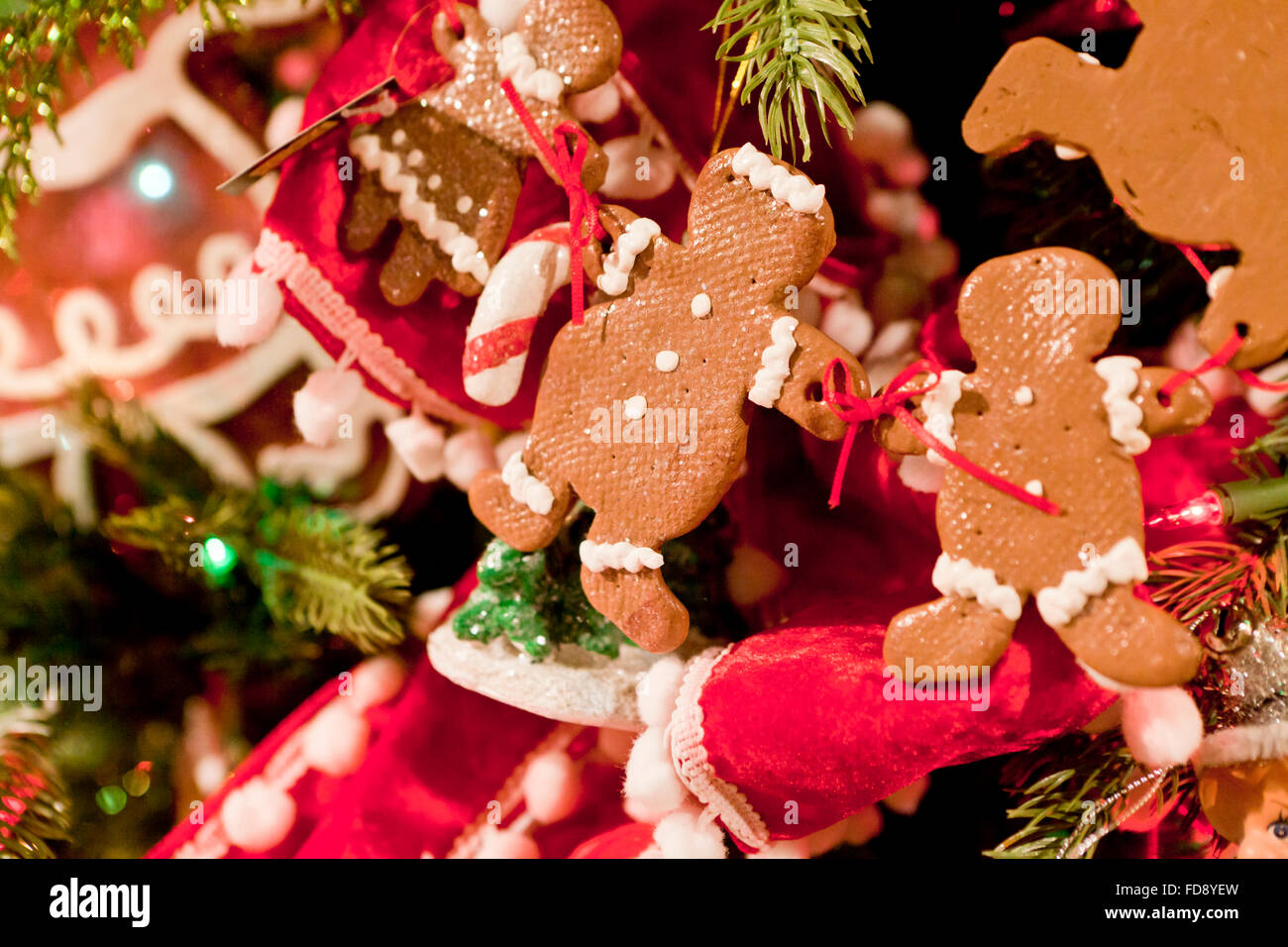 Ginger bread man Christmas decorations on tree Banque D'Images