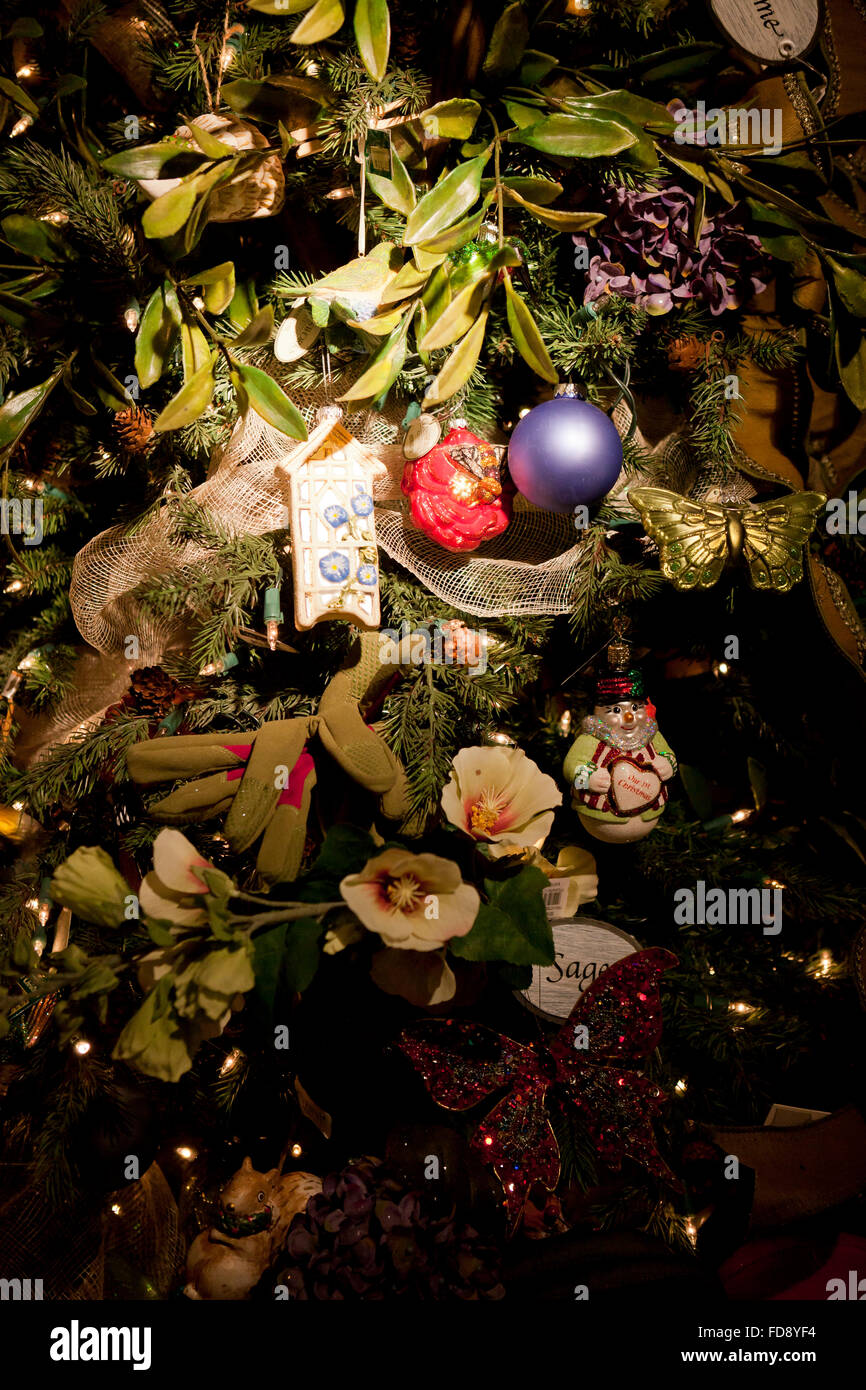 Close up of Christmas Ornaments on tree - USA Banque D'Images