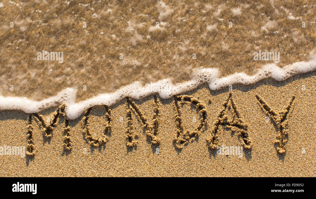 Inscription lundi sur une petite plage de sable avec la douce vague (jours de la semaine) Banque D'Images
