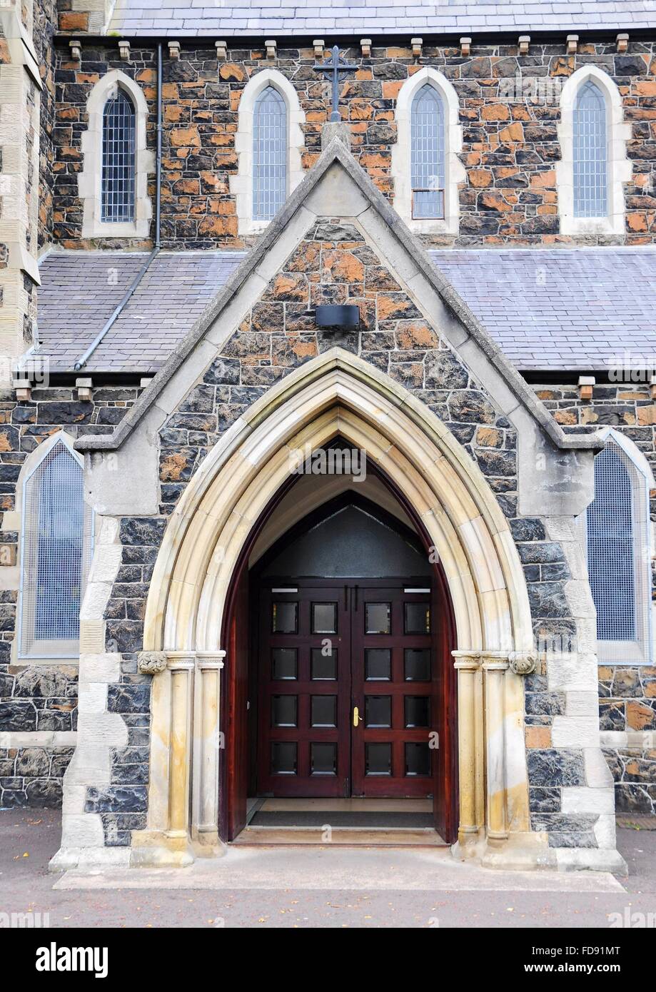 L'entrée dans l'inconnu l'église avec portes en bois. Banque D'Images