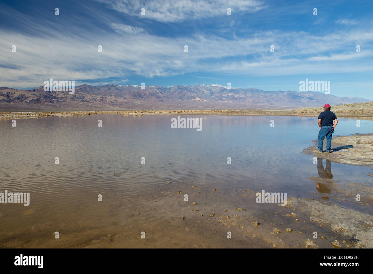 Badwater Basin et Lake Manly dans la vallée de la mort causés par les pluies El Nino en Californie 2016. Reflétant les montagnes Panamint . Banque D'Images