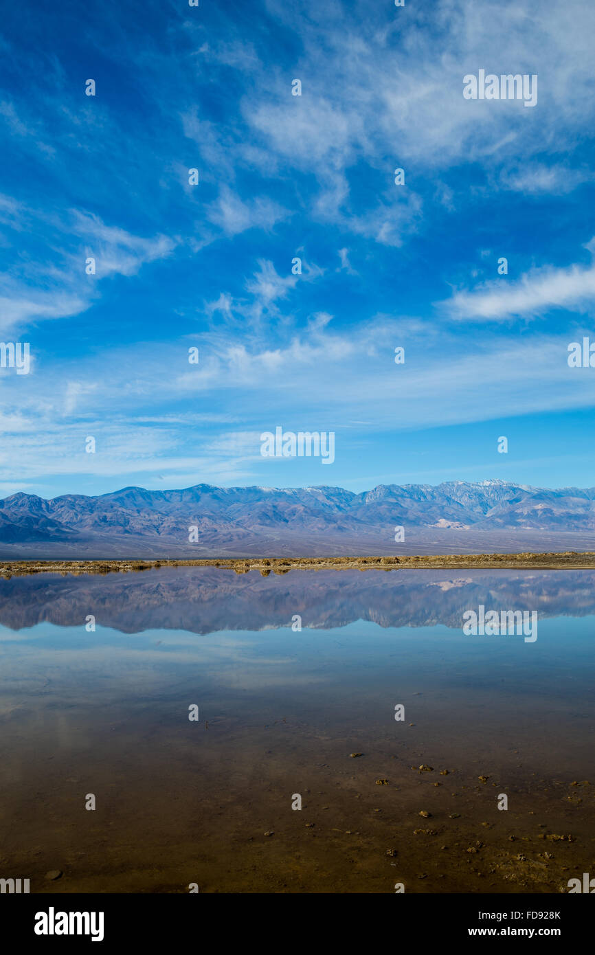 Badwater Basin et Lake Manly dans la vallée de la mort causés par les pluies El Nino en Californie 2016. Reflétant les montagnes Panamint . Banque D'Images