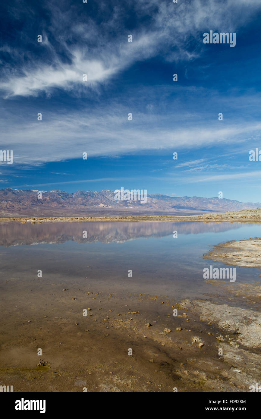 Badwater Basin et Lake Manly dans la vallée de la mort causés par les pluies El Nino en Californie 2016. Reflétant les montagnes Panamint . Banque D'Images