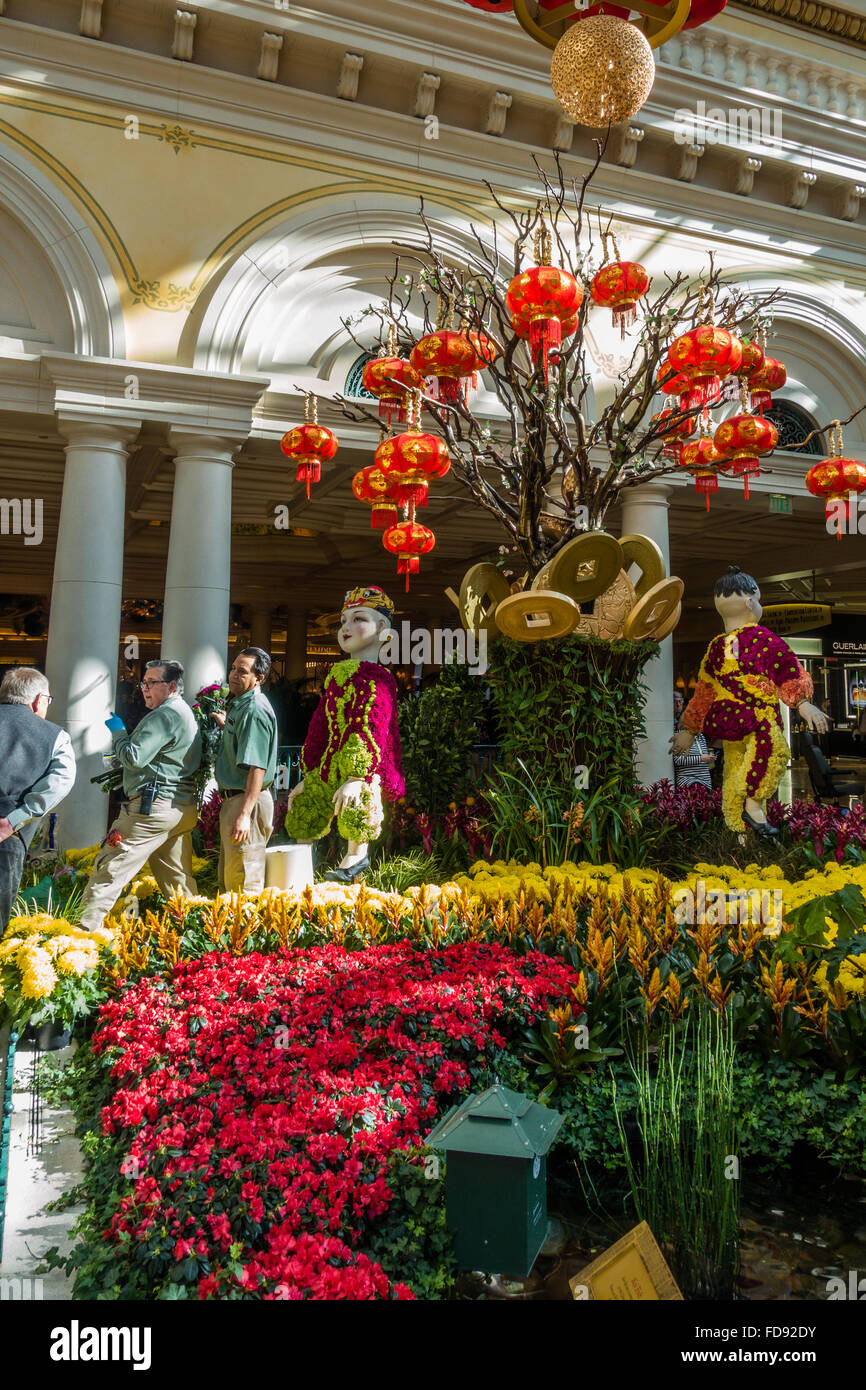 Maintenir les parterres de jardiniers dans les jardins dans le Bellagio Casino and Resort à Las Vegas, Nevada, USA Banque D'Images