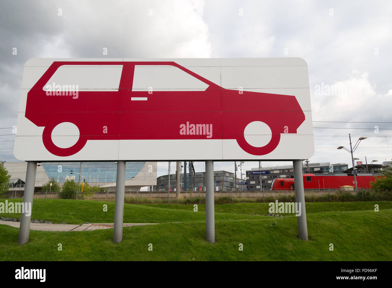 Wolfsburg, Allemagne, représentation graphique d'une voiture sur pilotis Banque D'Images