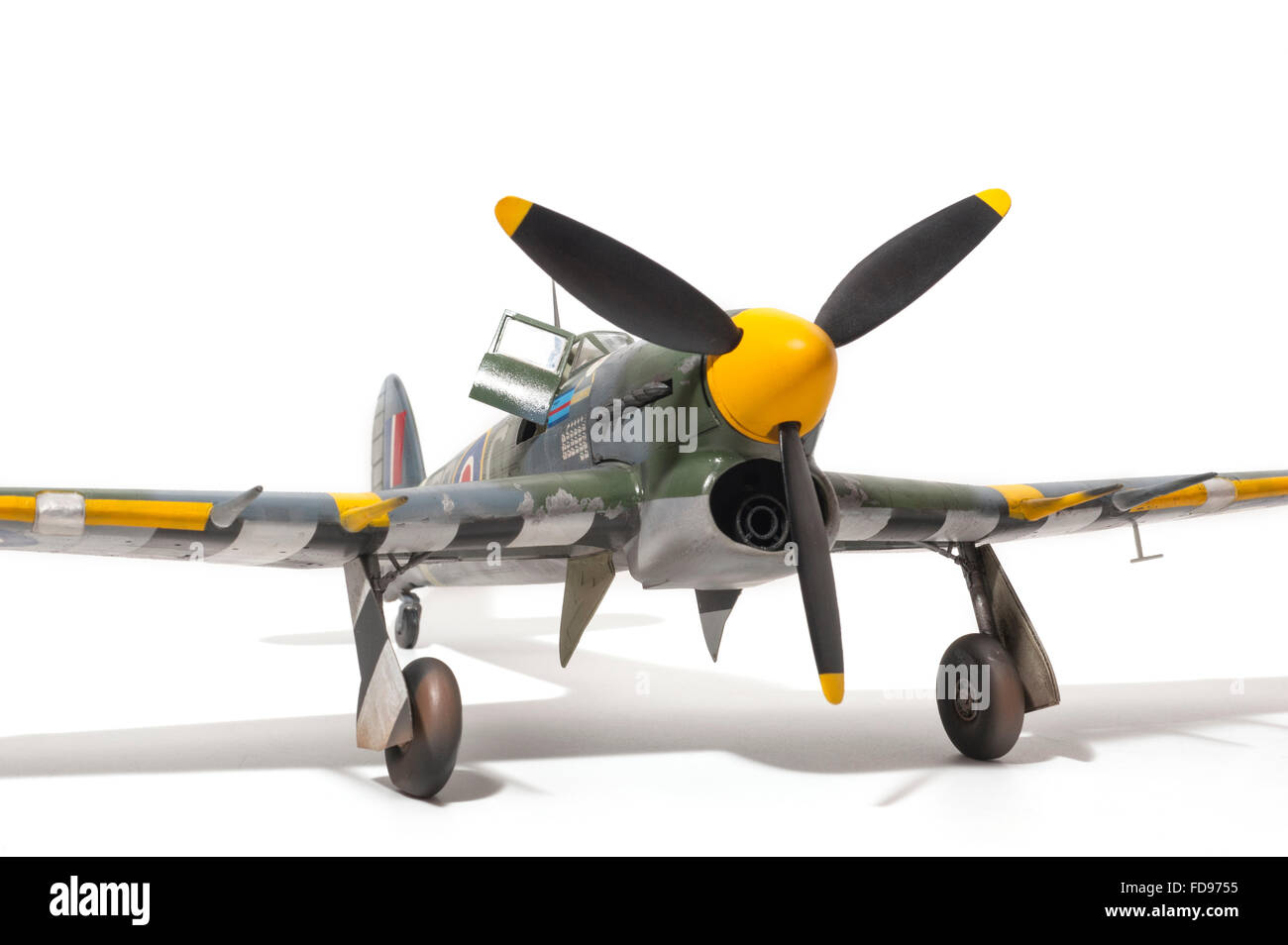 Hawker Typhoon Mk 1B, la guerre, les marquages de la RAF. 1:32 échelle fine modèle sur fond studio blanc. Banque D'Images