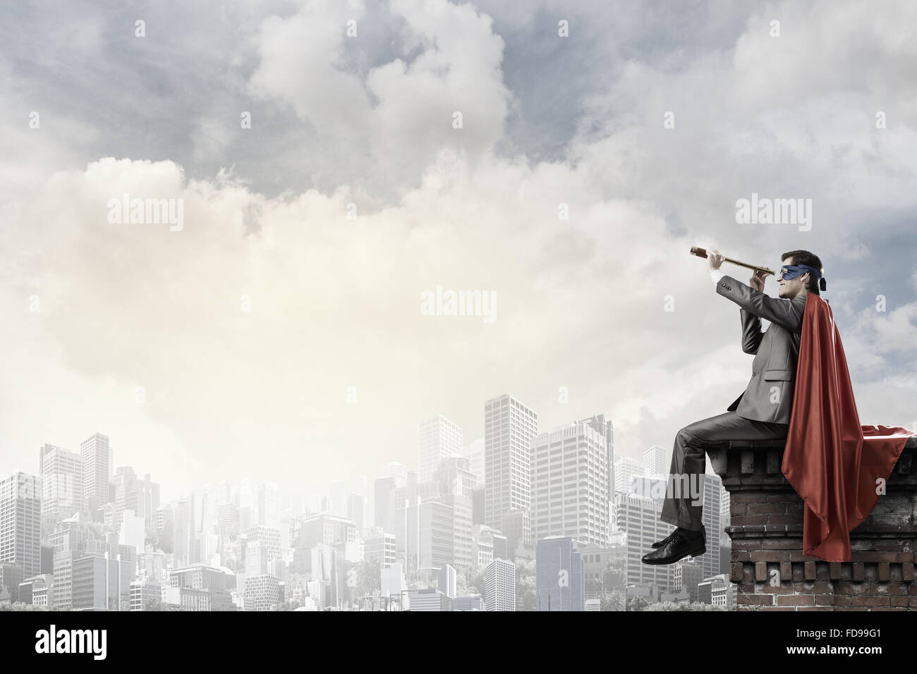 Super héros, assis au-dessus du bâtiment et à la longue-vue en Banque D'Images