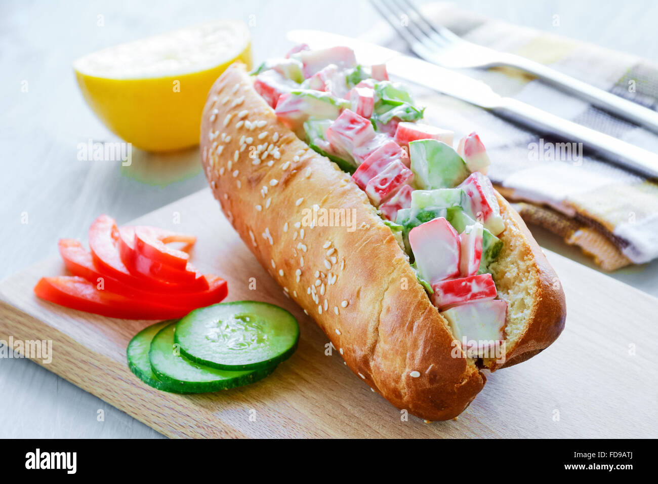 Sandwich à la salade de crabe sur la planche à découper en bois Banque D'Images