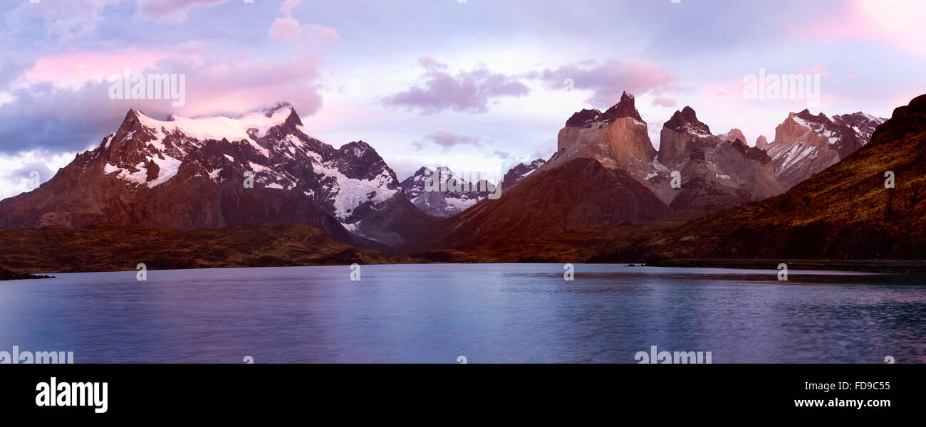 Lever de soleil sur l'Cuernos del Paine et Lago Pehoe, Parc National Torres del Paine, Patagonie chilienne, Chili Banque D'Images