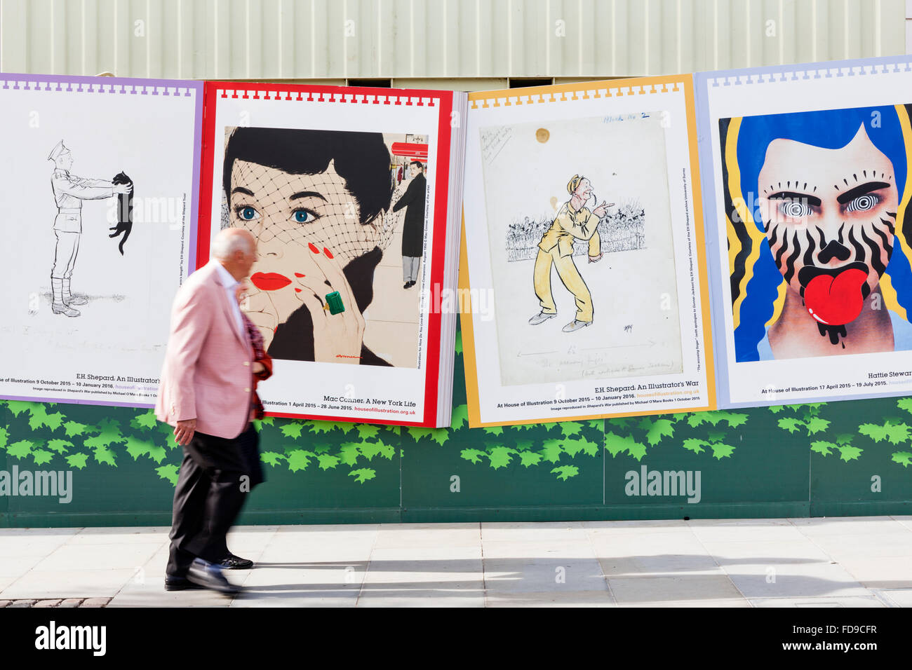 Les gens à pied par un Mac Conner poster au réaménagement de King's Cross à Londres, en Angleterre. Banque D'Images