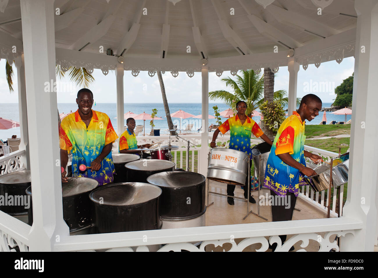 Tambour de l'acier jouent dans la pagode de plage, St Lucia, Lesser Antilles, Caribbean Banque D'Images Tambour de l'acier jouent dans la pagode de plage, St Lucia, Lesser Antilles, Caribbean Banque D'Images