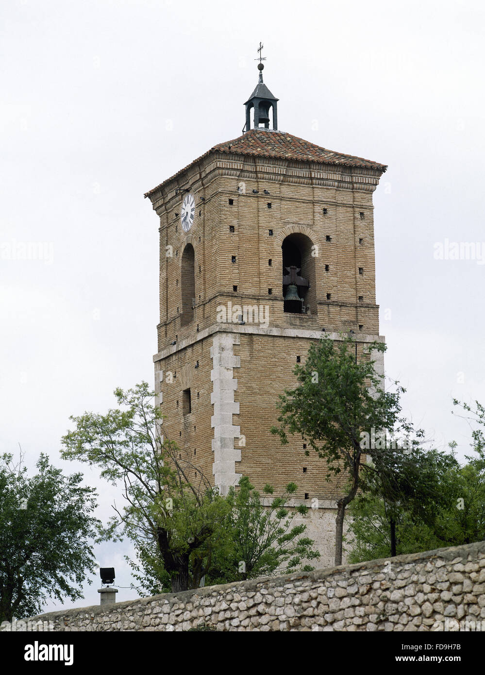 L'Espagne. Chinchon. Vue de la tour de l'horloge, qui appartenait à la paroisse disparue église Notre Dame de grâce, détruit en 1808 par les troupes françaises. Communauté de Madrid. Banque D'Images