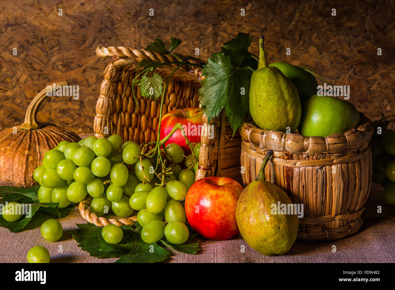 Nature morte avec fruits placés dans un panier fait ​​Of matériaux naturels. Banque D'Images