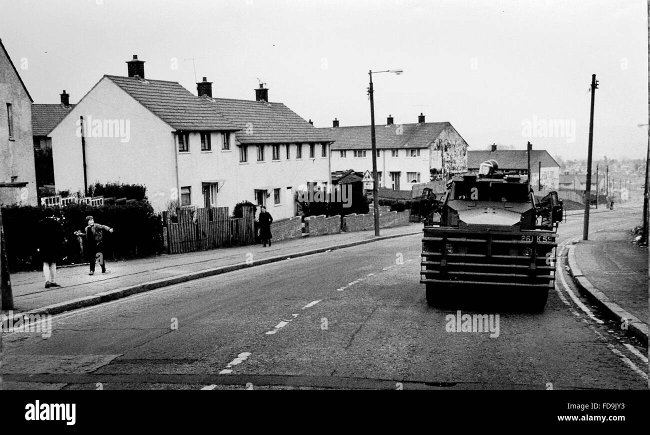 Les forces armées britanniques d'un véhicule blindé de l'armée connue sous le nom de 'pig' dans le Régiment de Queens en patrouille à Belfast , Irlande du Nord en avril 1984 . La Note sur la jeunesse de gauche sur la photo pour jeter un rocher au véhicule. Près de 2000 soldats du régiment avec plus de 200 de la Sussex étaient stationnés en Irlande au moment photographie prise par Simon Dack Banque D'Images