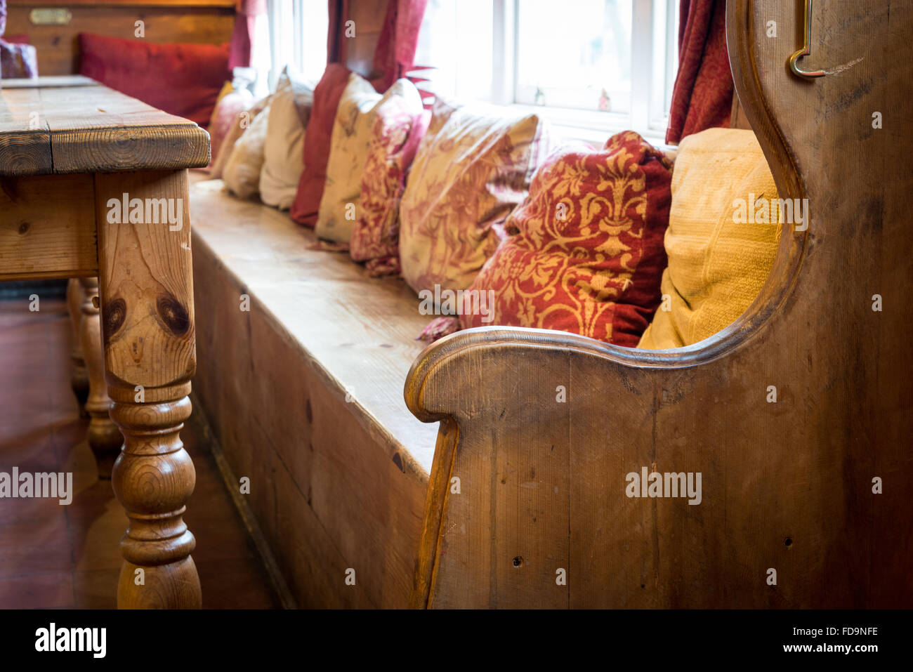 L'intérieur d'un pub britannique traditionnel, avec bancs et sièges banquette dans une ambiance chaleureuse Banque D'Images