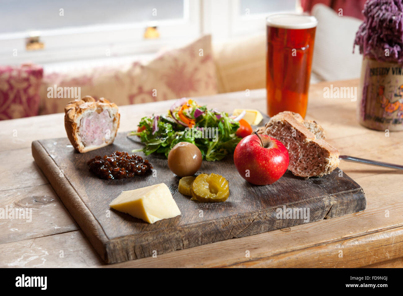 Un traditionnel Plowman's déjeuner sur une table de pub en bois prêt pour le déjeuner Banque D'Images