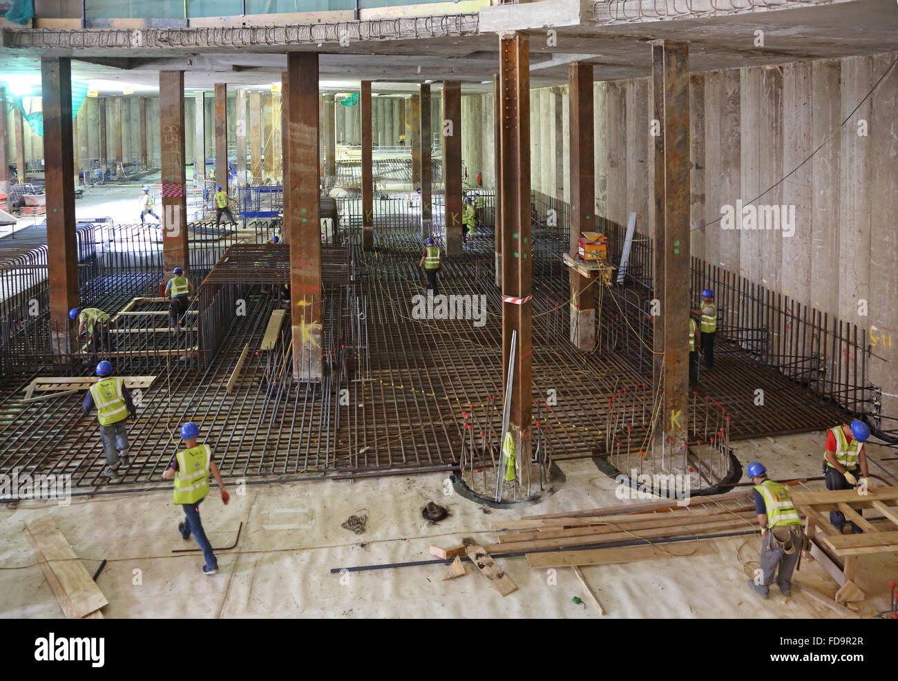 Construction d'une dalle de plancher du sous-sol en béton armé sur un grand développement commercial dans le centre de Londres, au Royaume-Uni. Banque D'Images