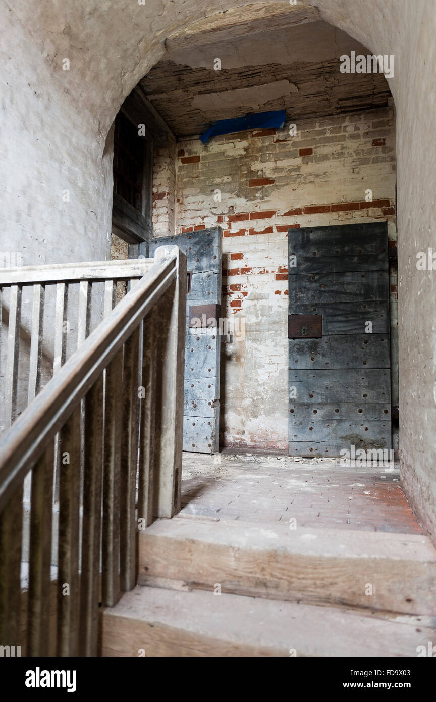 Portes de prison en haut de l'escalier avec bannister à Walsingham prison, Norfolk, UK Banque D'Images