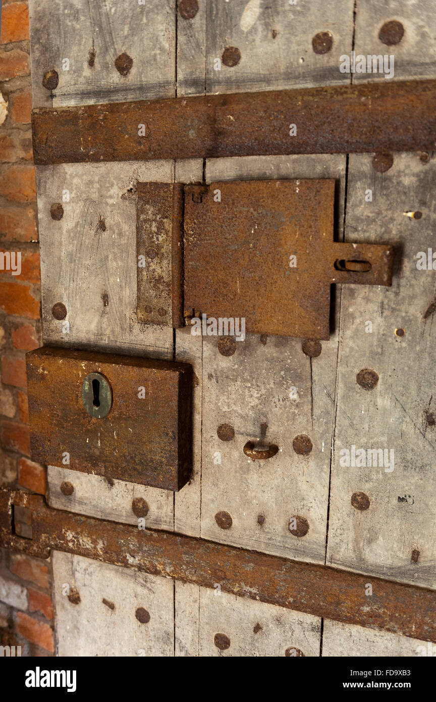 Métal serrure et éclosent sur porte de la cellule dans la prison de Walsingham, Norfolk, UK Banque D'Images
