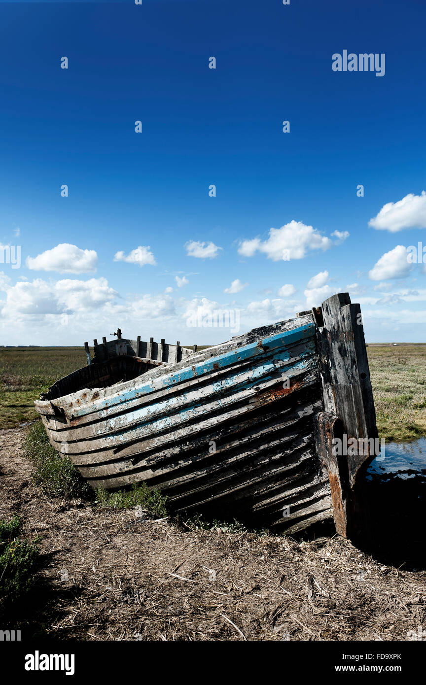 Bateau à rames en bois avec de la peinture sur promontoire côtier, Norfolk, England, UK Banque D'Images